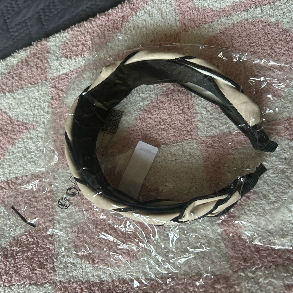 Stylish Black and Cream Headband